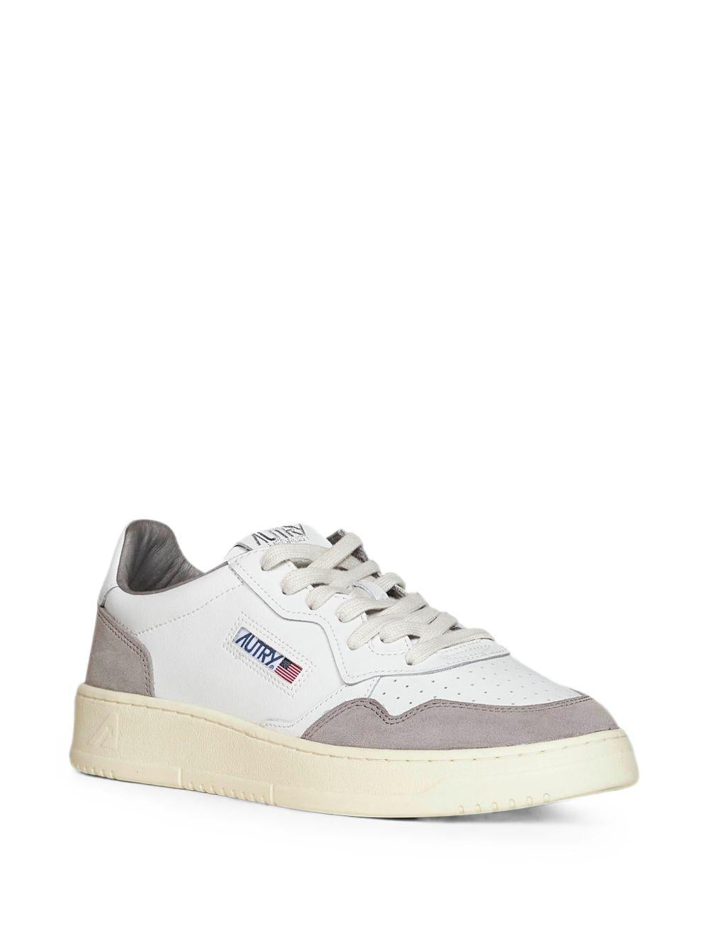 AUTRY Sneakers Medalist in pelle bianca con inserti in suede grigio 
