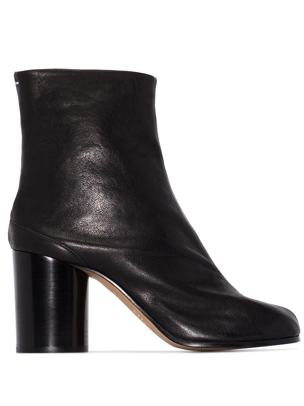 MAISON MARGIELA Stivaletti neri in pelle con iconica punta Tabi 