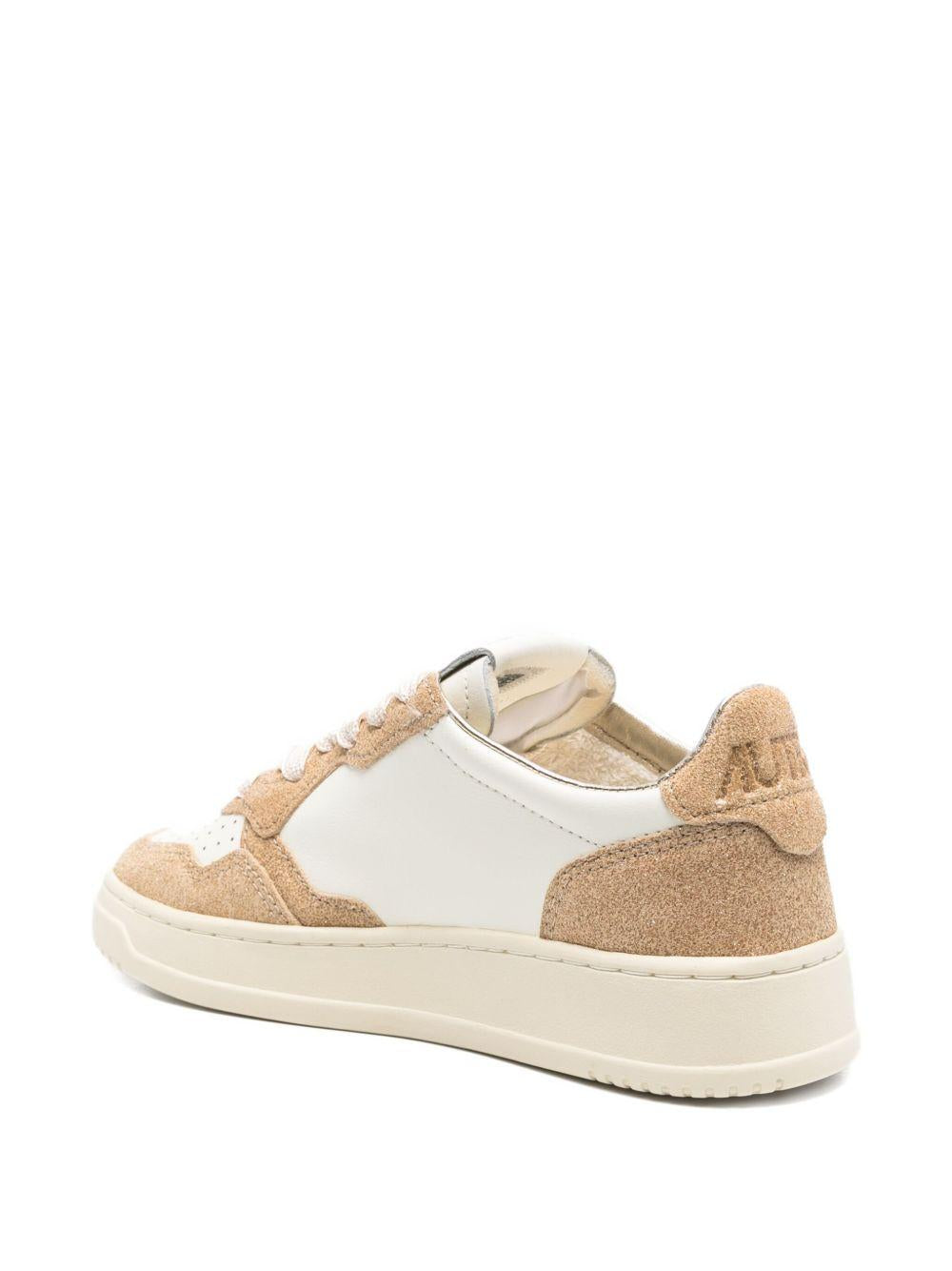 AUTRY Sneakers 'Medalist Low' in pelle bianca e suede color sabbia 