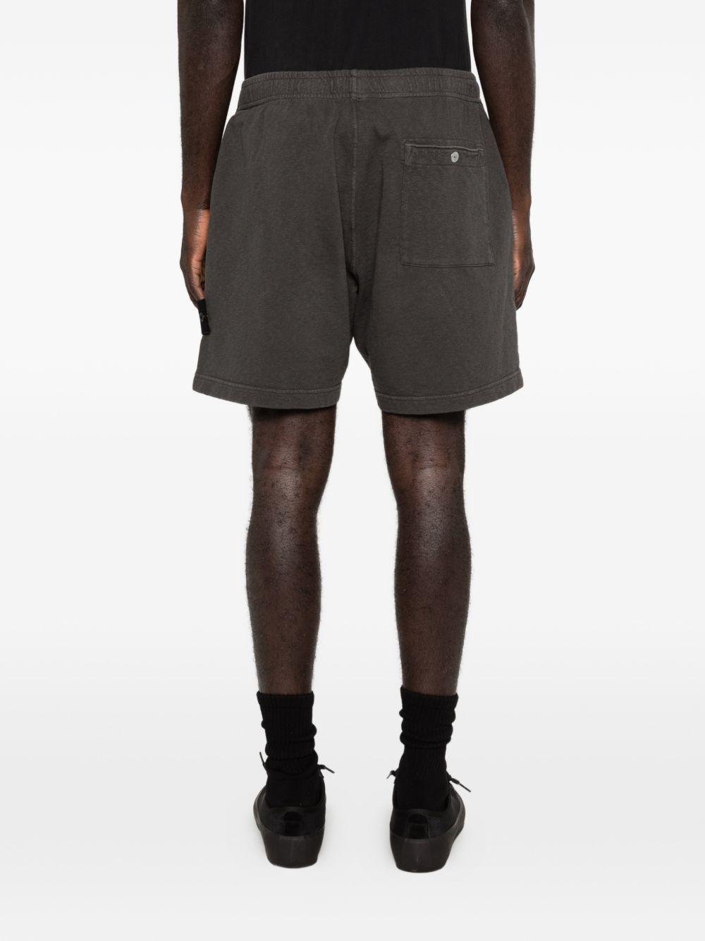 STONE ISLAND Shorts grigio scuro con logo 