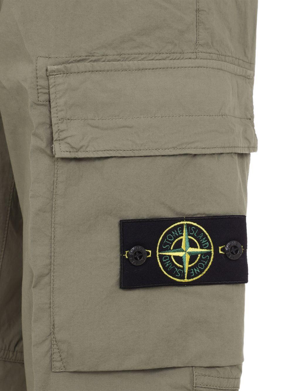 STONE ISLAND Pantaloni verdi con patch logo e tasche 