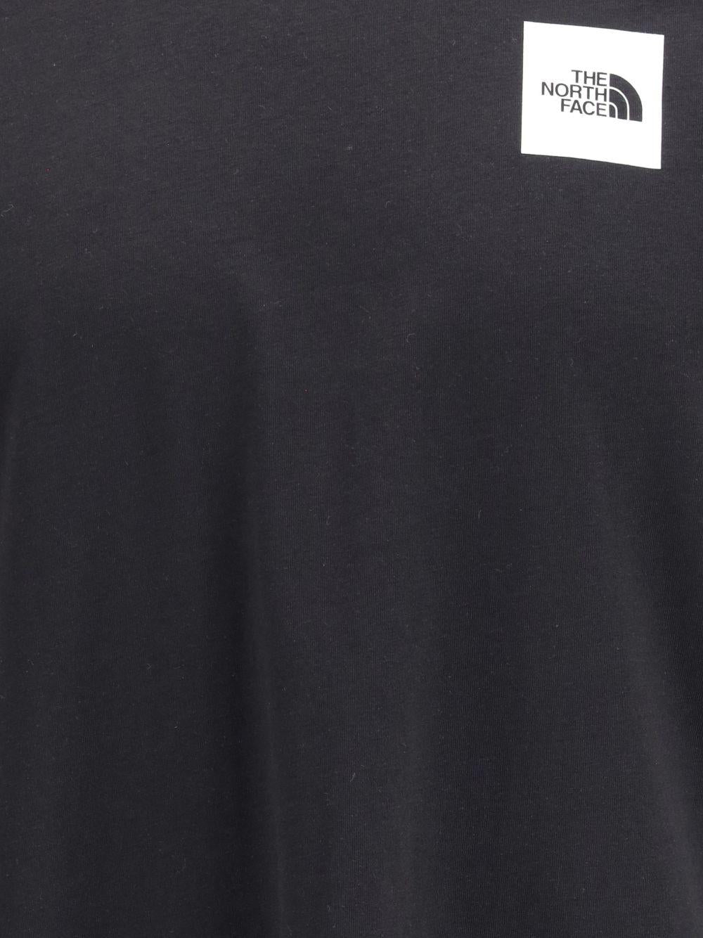 THE NORTH FACE T-shirt in cotone nero con patch logo 
