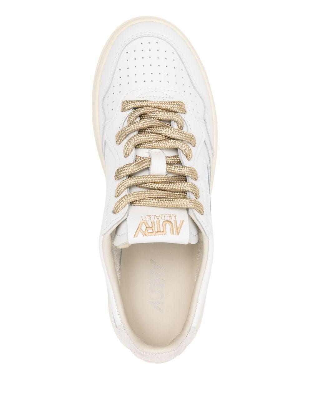 AUTRY Sneakers 'Medalist' in pelle bianca con lacci dorati 