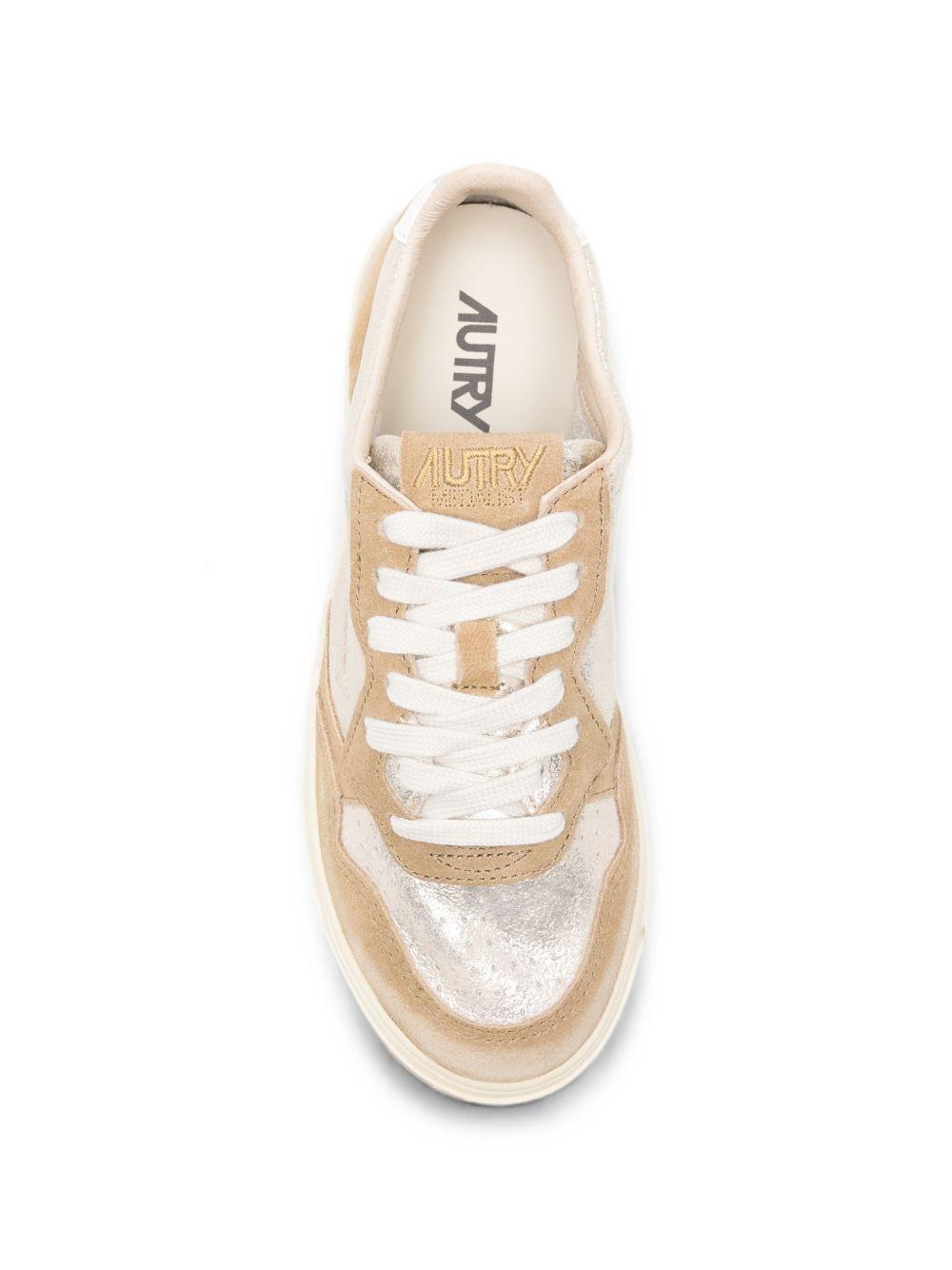 AUTRY Sneakers Medalist in pelle beige con dettagli metallizzati 