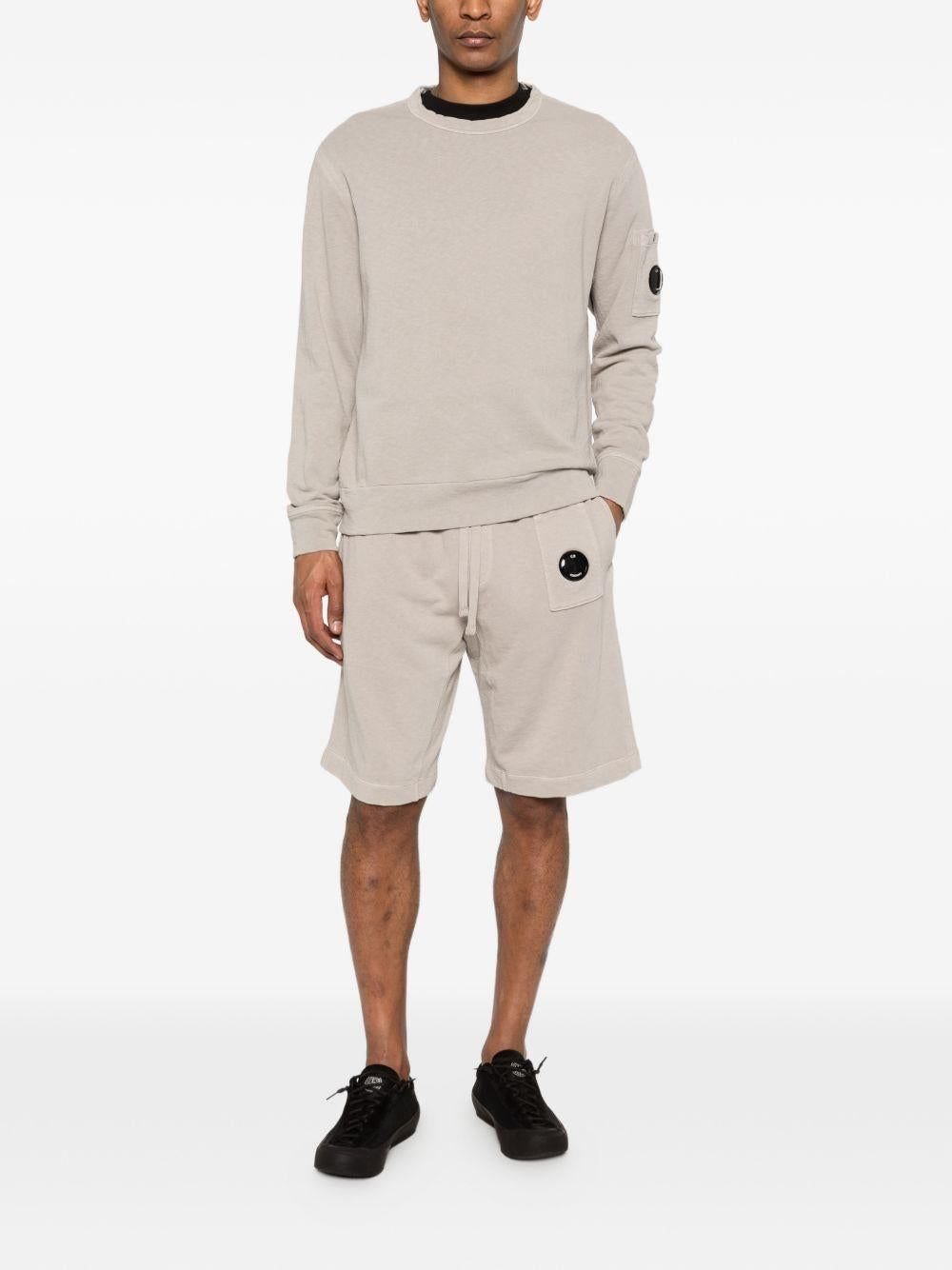 CP COMPANY Felpa girocollo con patch logo sulla manica 