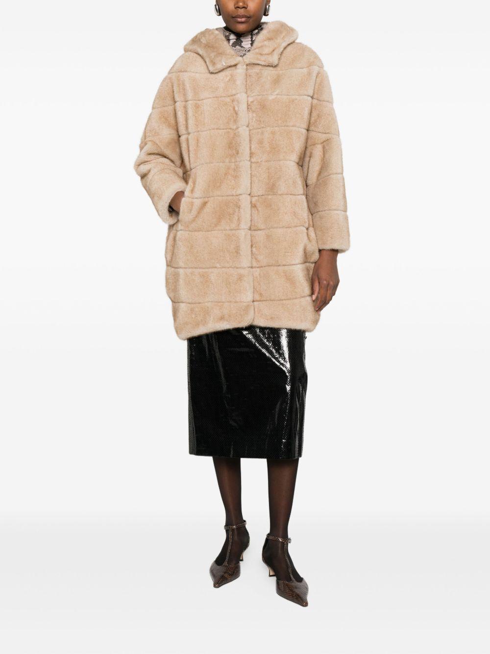BETTA CORRADI Cappotto in ecopelliccia con cappuccio 