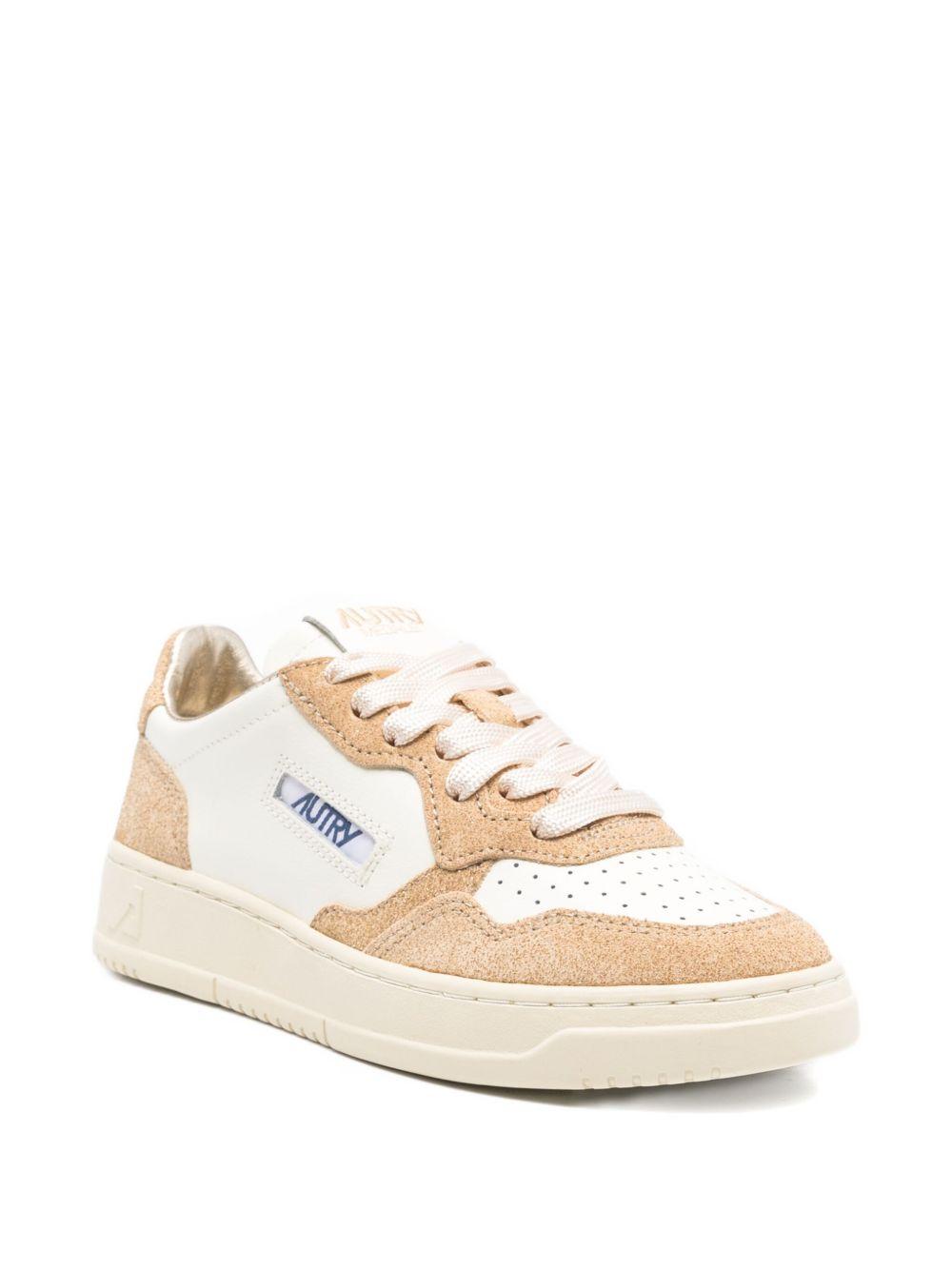 AUTRY Sneakers 'Medalist Low' in pelle bianca e suede color sabbia 