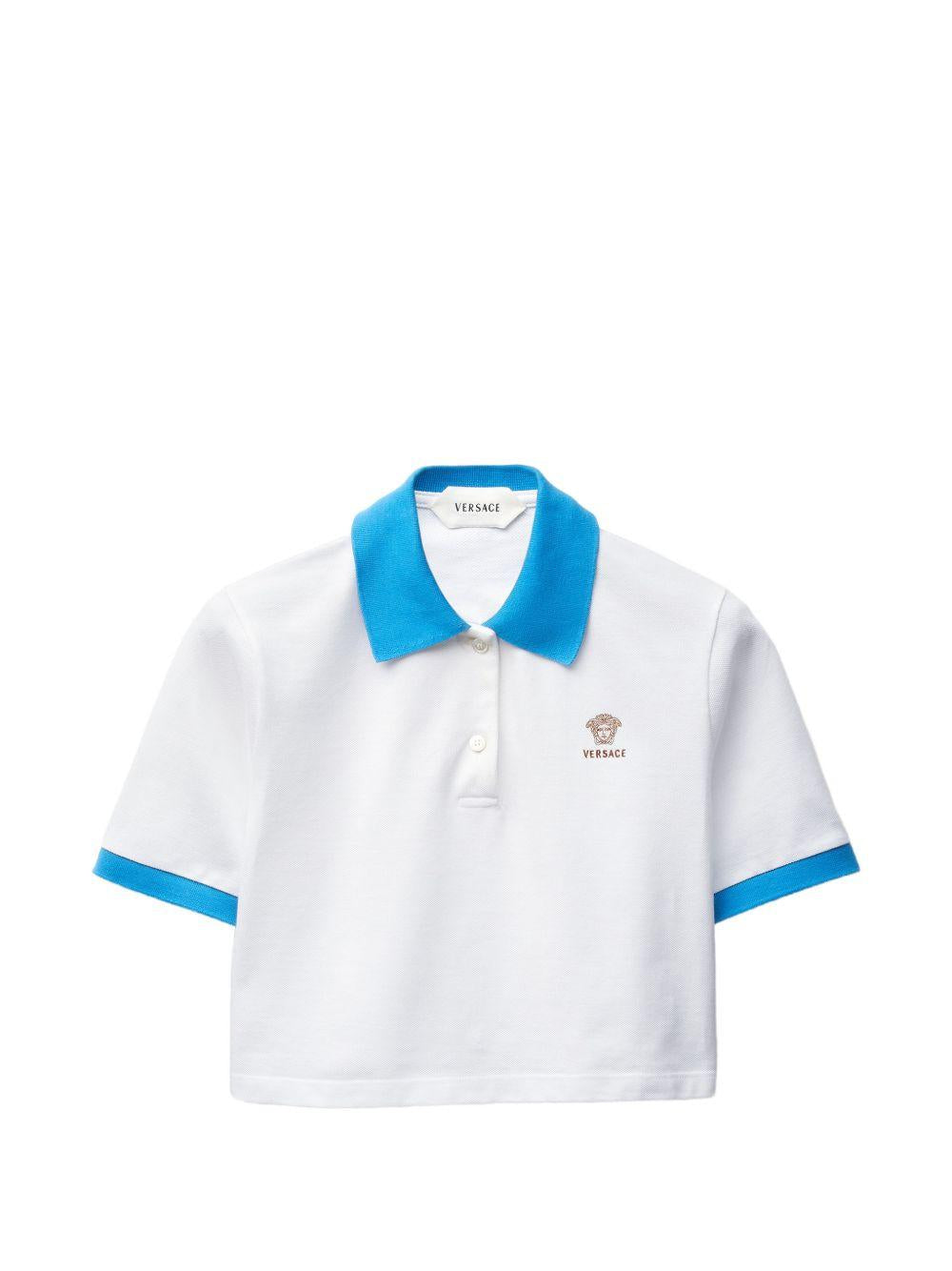 VERSACE Polo in cotone bianco crop con dettagli azzurri a contrasto 