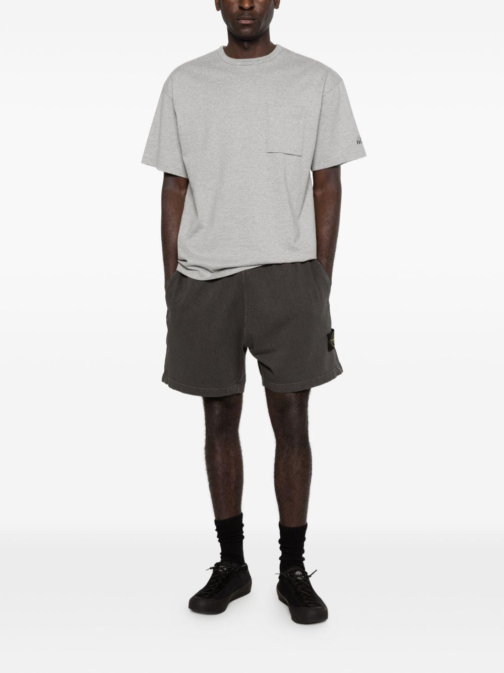 STONE ISLAND Shorts grigio scuro con logo 