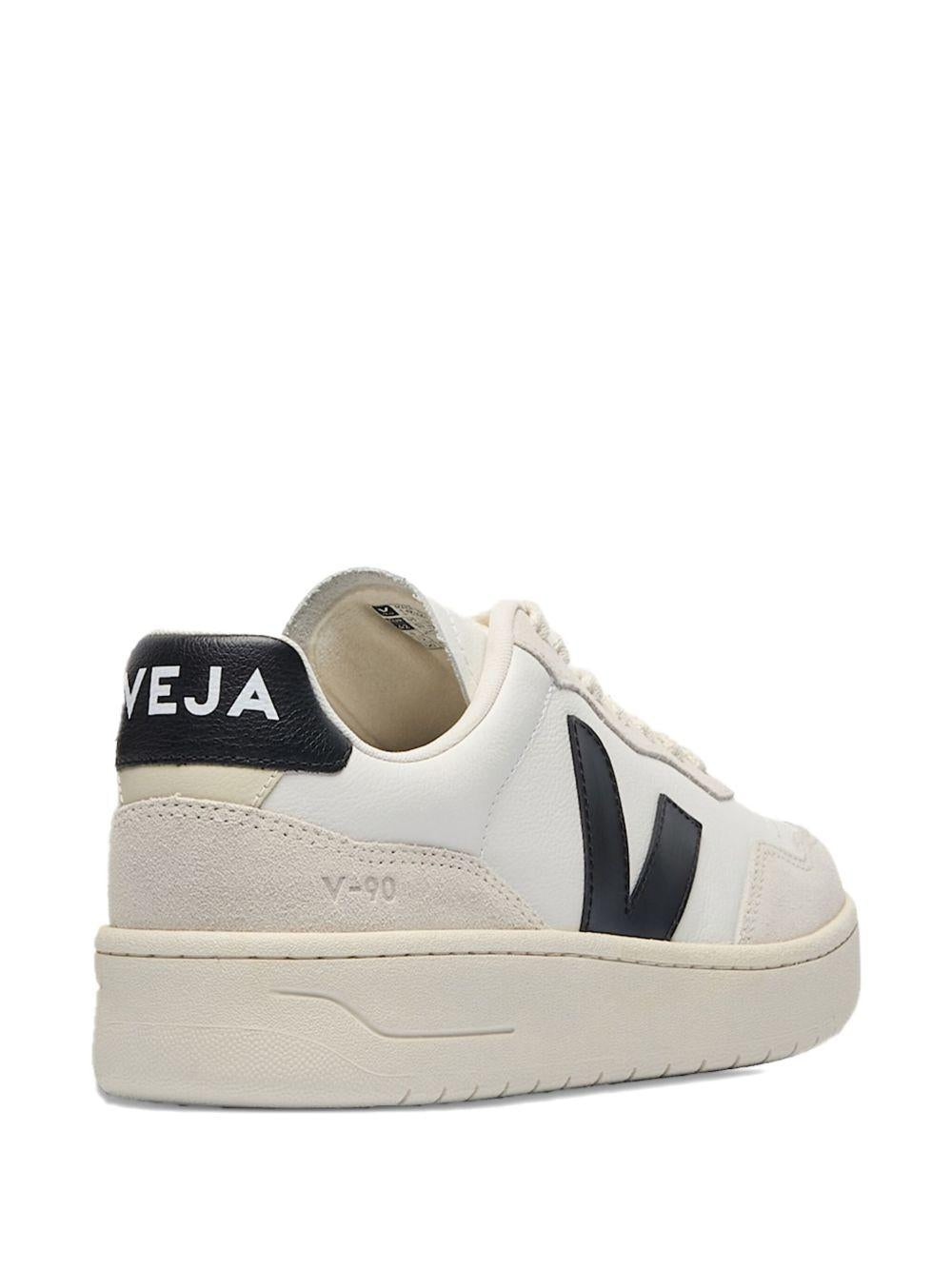 VEJA Sneakers in pelle bianca con logo nero 