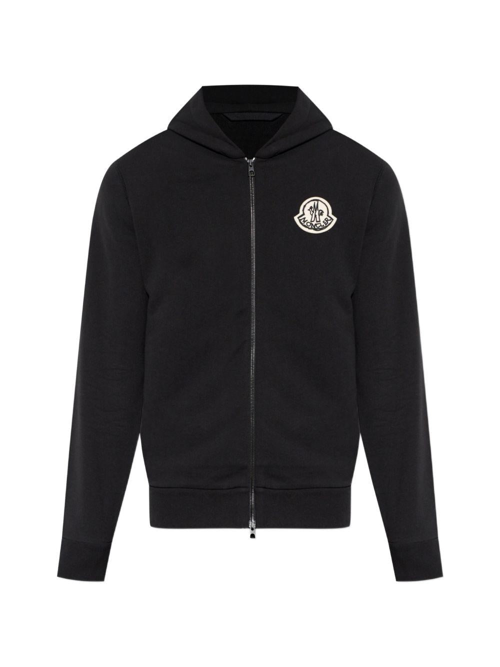 MONCLER Felpa nera con zip e cappuccio con logo ricamato 