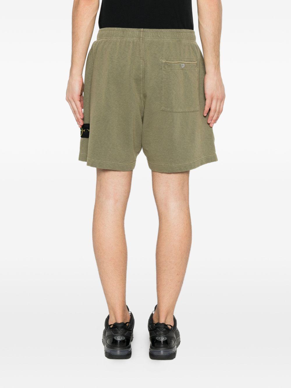 STONE ISLAND Shorts in cotone verde con patch logo 