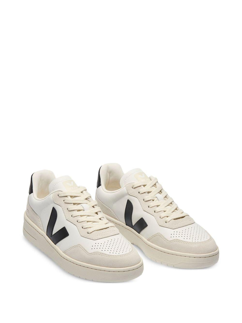 VEJA Sneakers in pelle bianca con logo nero 