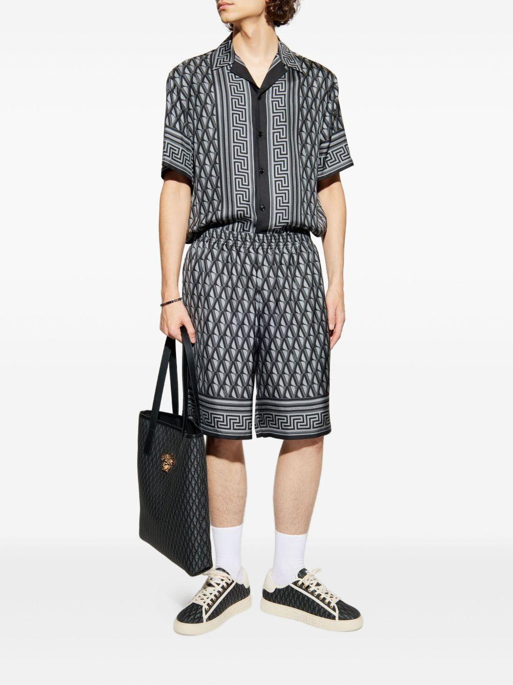 VERSACE Camicia in seta grigio e nera con motivo monogram 