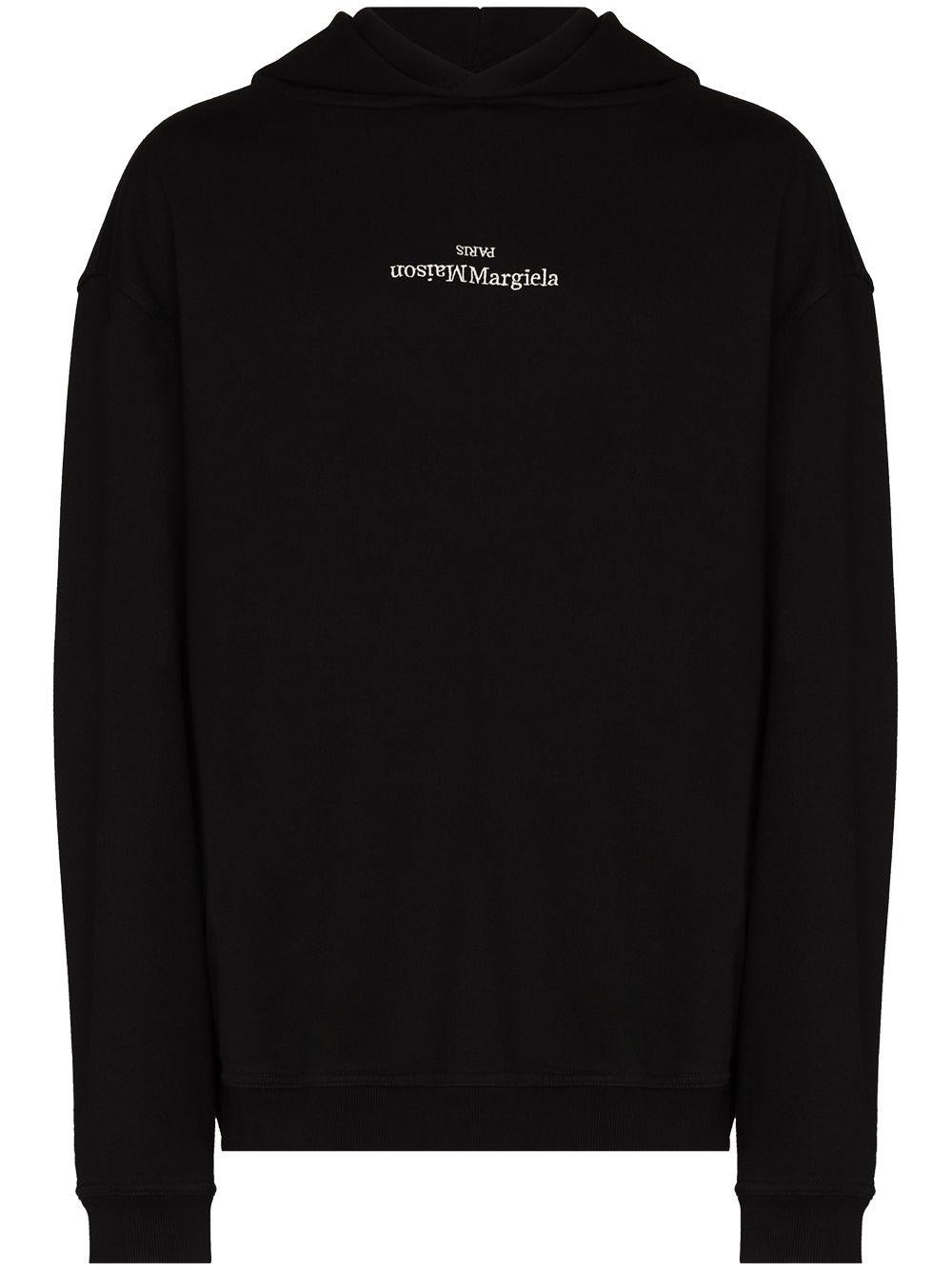 MAISON MARGIELA Felpa in cotone nero con cappuccio e logo bianco 