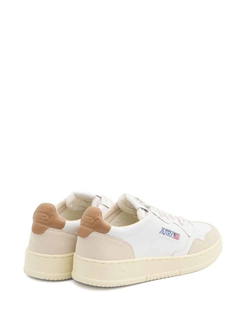 AUTRY Sneakers 'Medalist' in pelle bianca e color caramello 