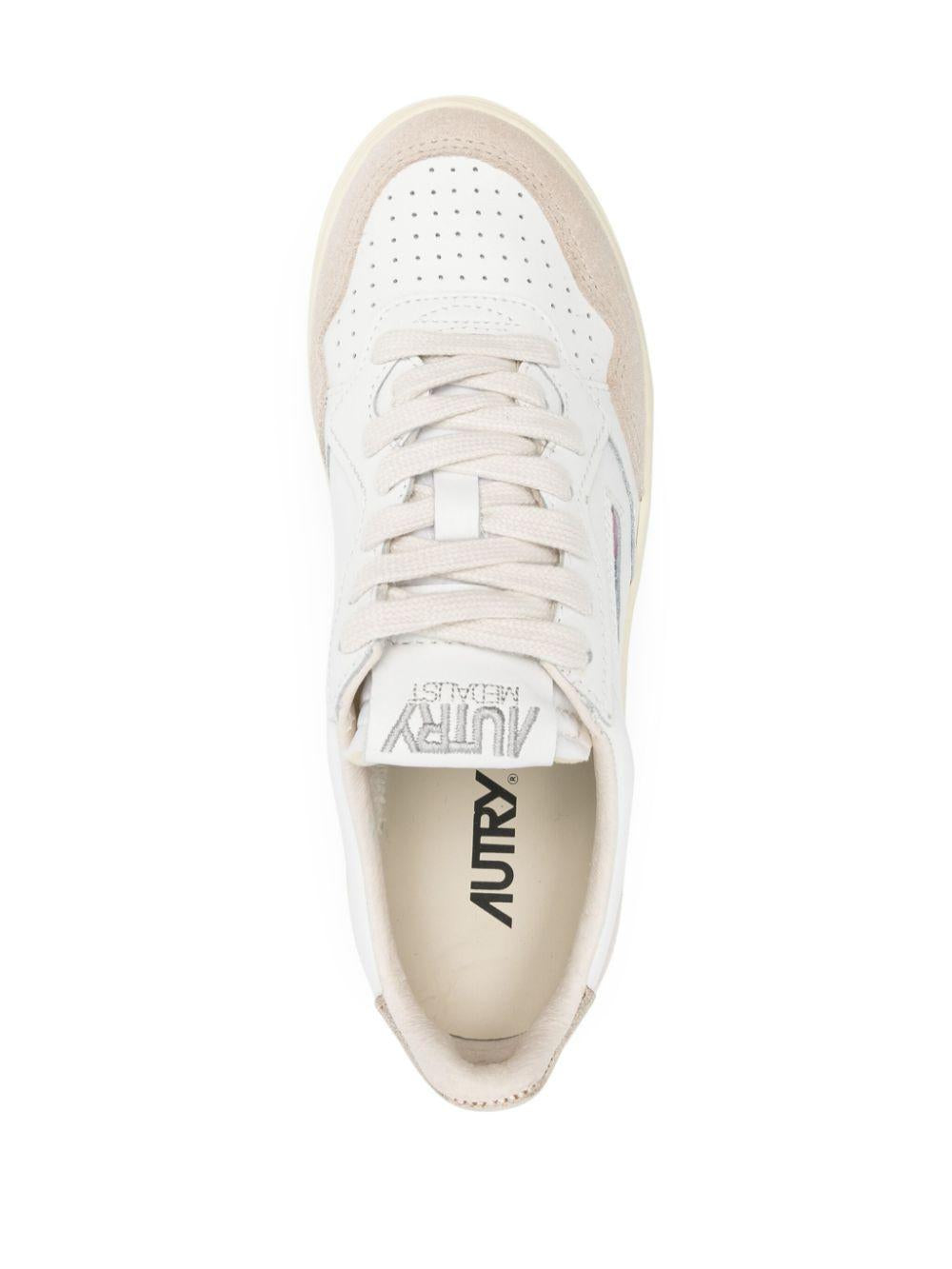 AUTRY Sneakers 'Medalist Low'  in pelle bianca con tallone oro 