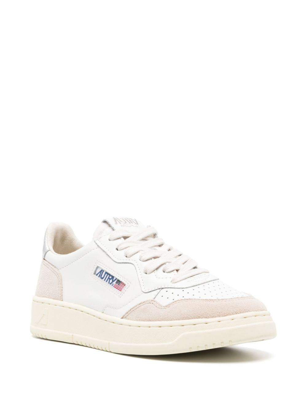AUTRY Sneakers 'Medalist' in pelle di vitello bianca e argento 