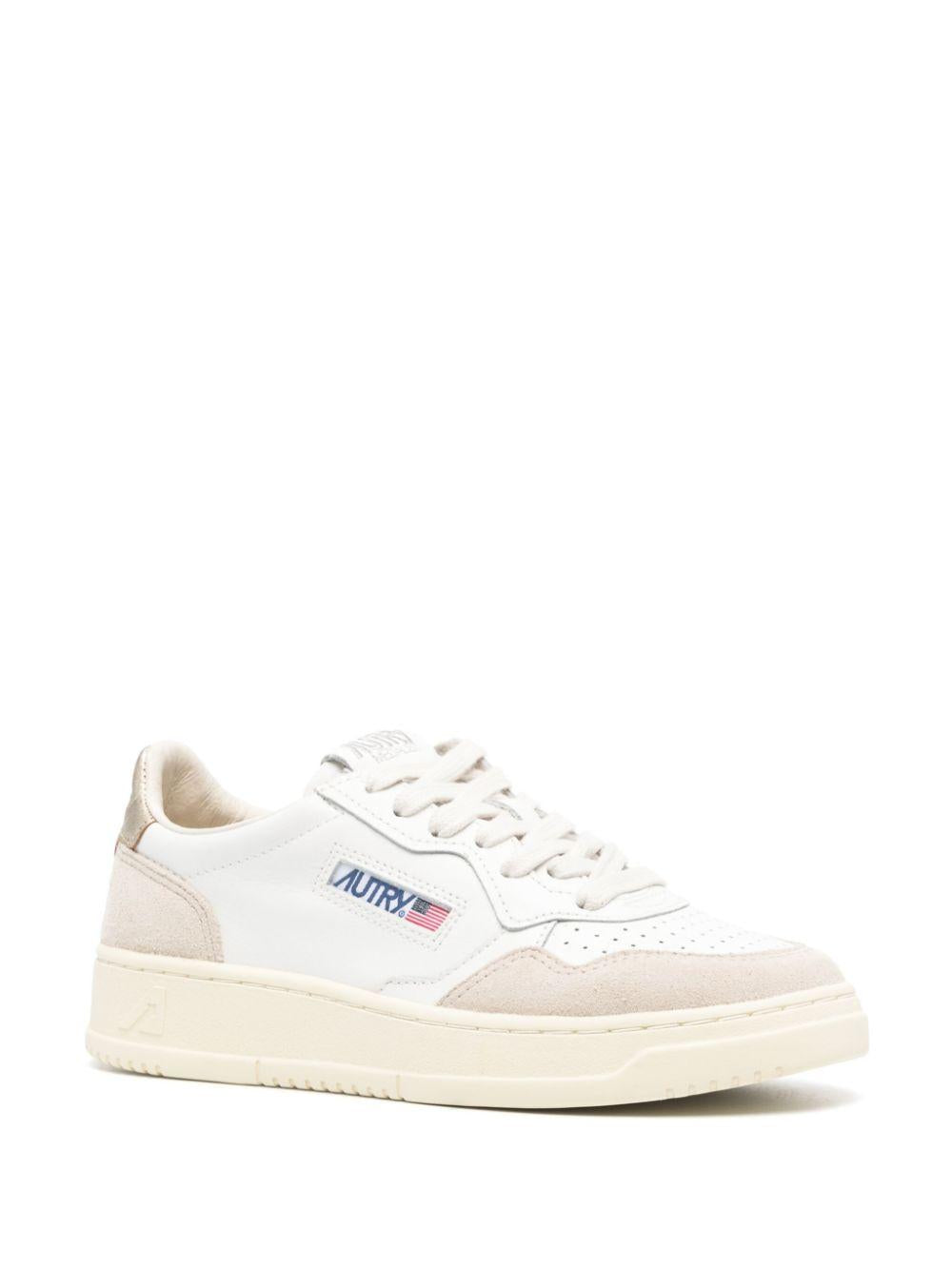 AUTRY Sneakers 'Medalist Low'  in pelle bianca con tallone oro 