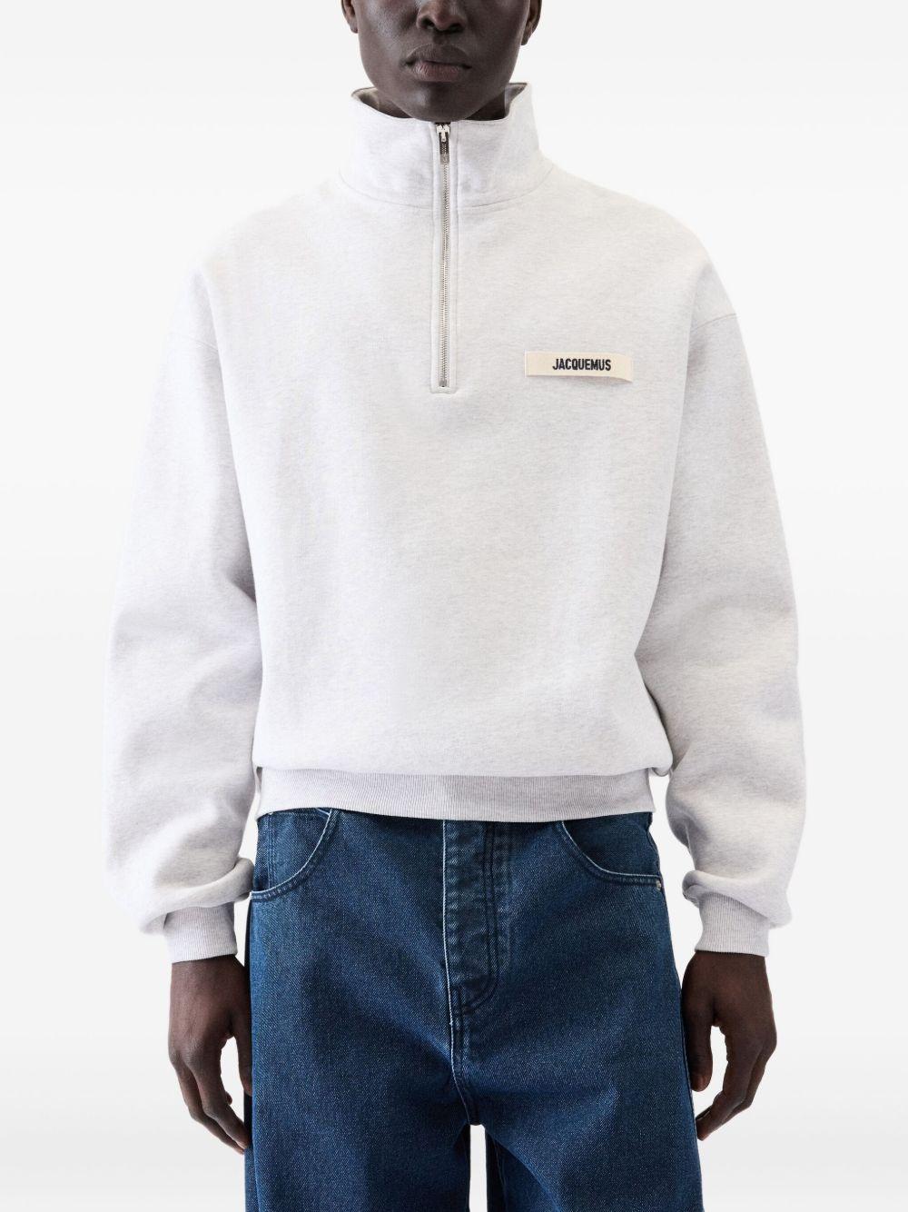 JACQUEMUS Felpa grigio chiaro con zip e collo alto 