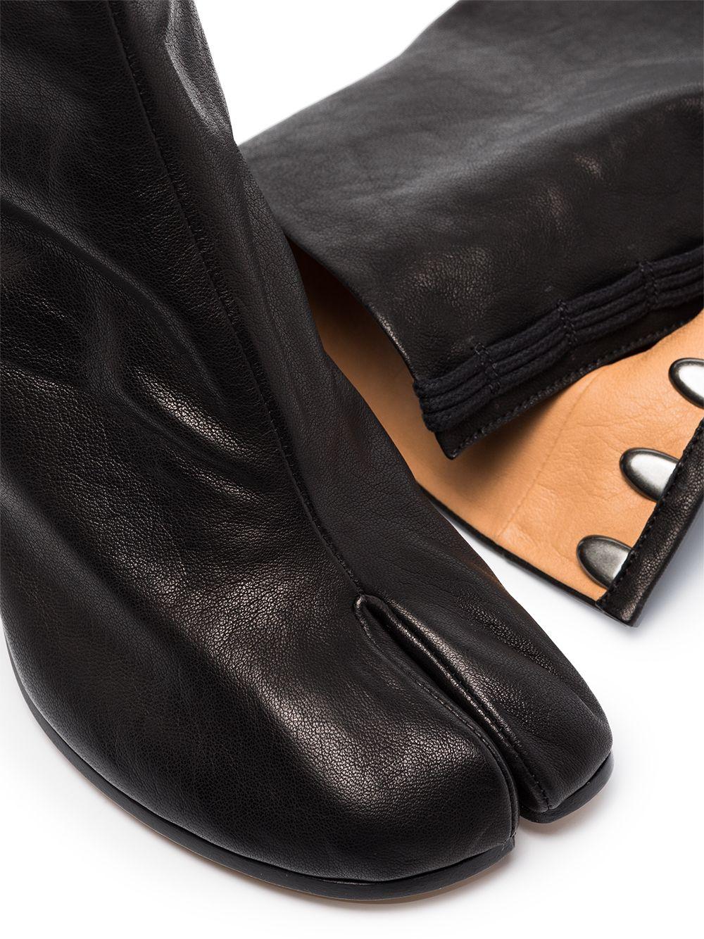 MAISON MARGIELA Stivaletti neri in pelle con iconica punta Tabi 
