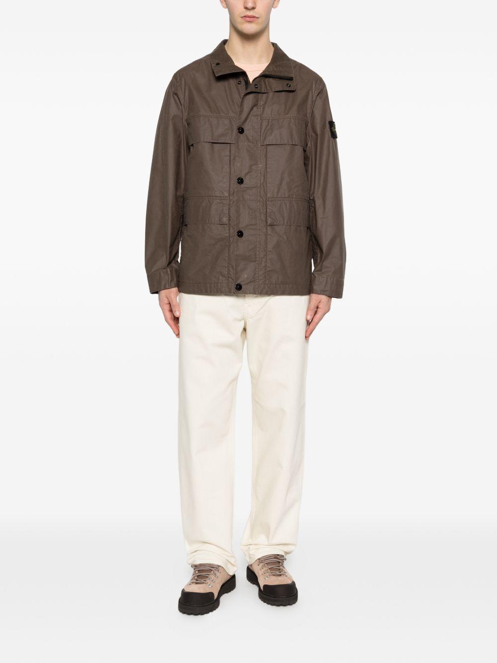 STONE ISLAND Giacca cerata marrone scuro con logo 