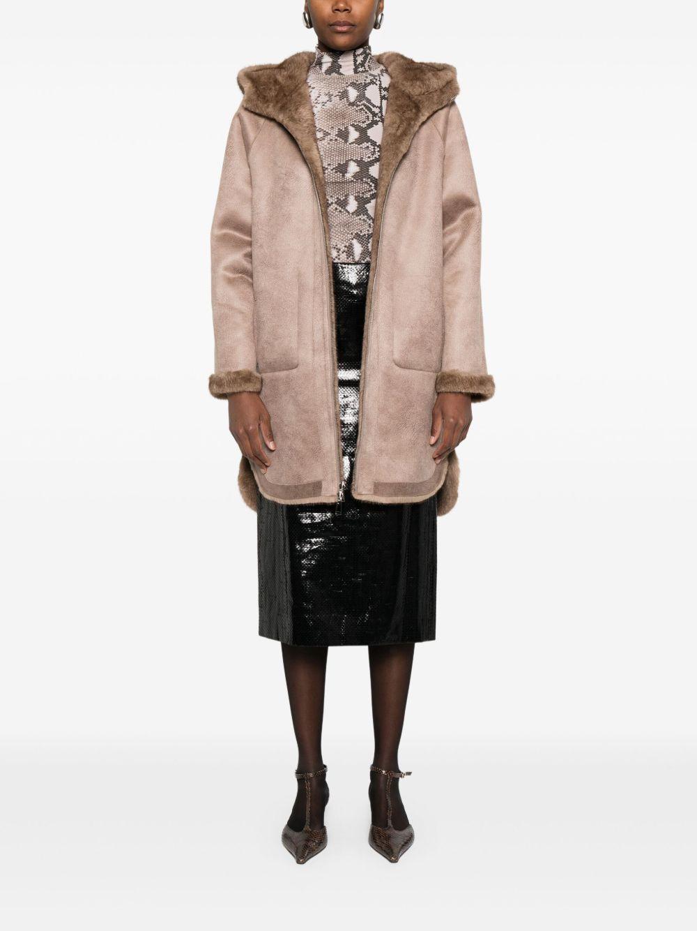 BETTA CORRADI Cappotto in ecopelliccia con cappuccio 