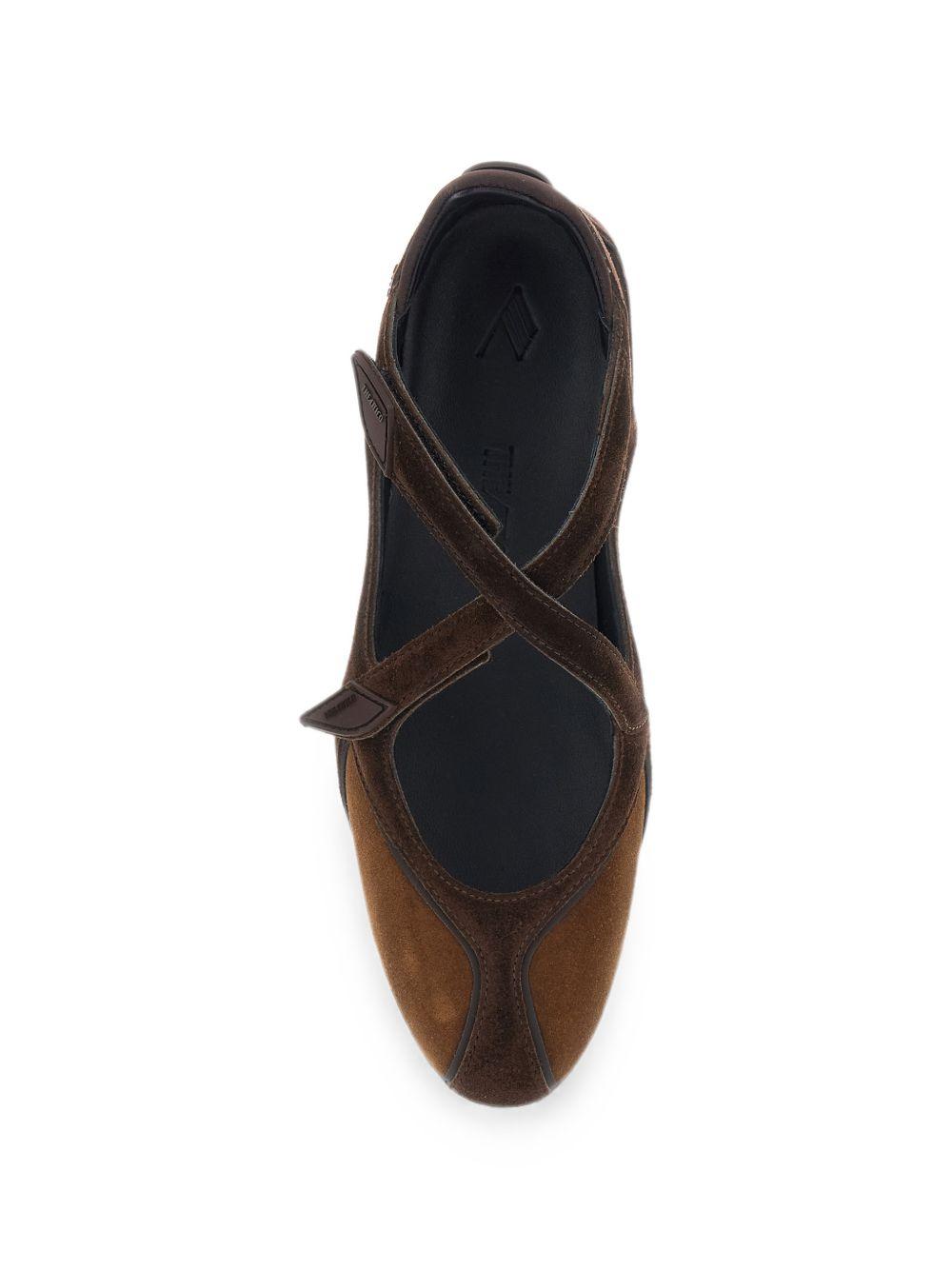 THE ATTICO Ballerine marroni in pelle suede con cinturini incrociati 