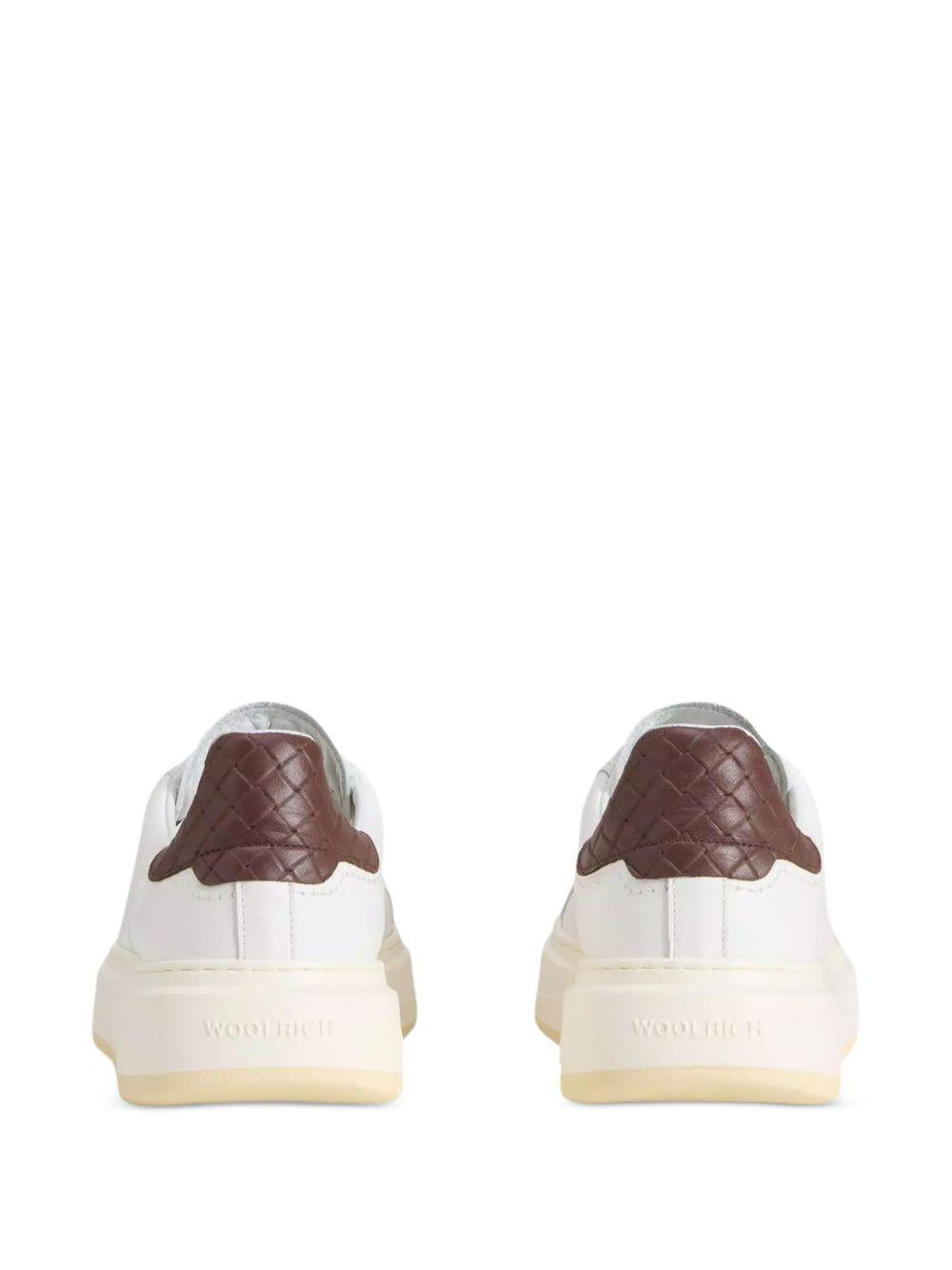 WOOLRICH Sneakers in pelle bianca con tallone marrone 