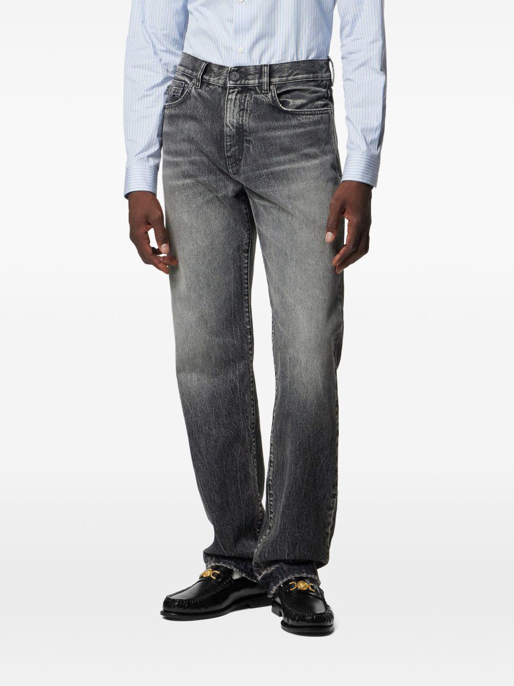 VERSACE Jeans grigio scuro con patch logo 