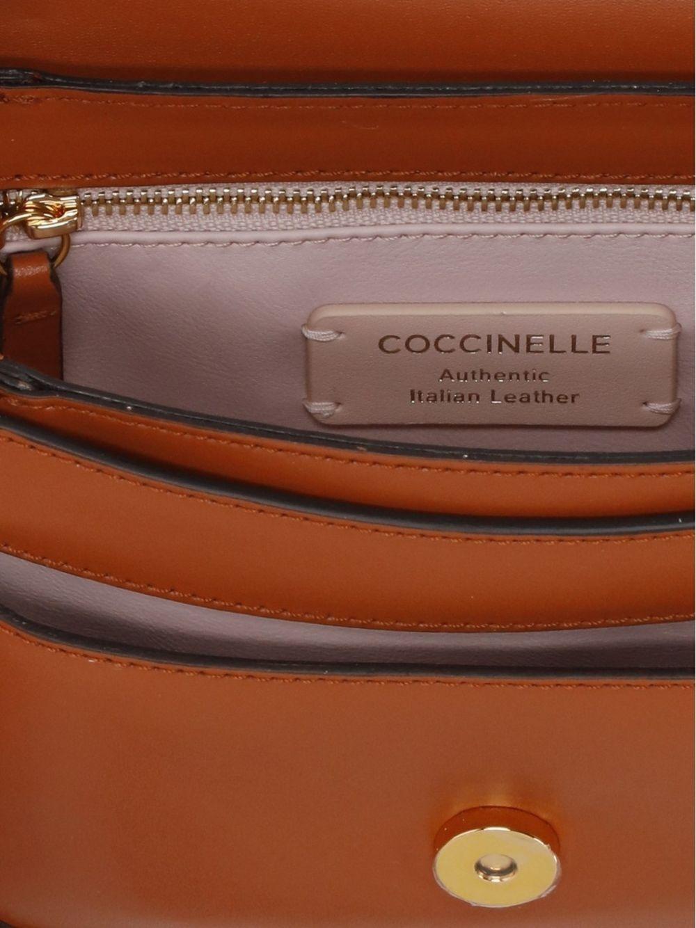COCCINELLE Borsa a tracolla in pelle marrone con placca logo 