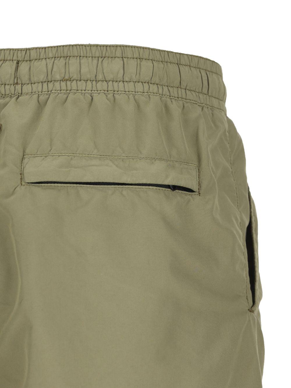 STONE ISLAND Costume verde con patch logo nero 