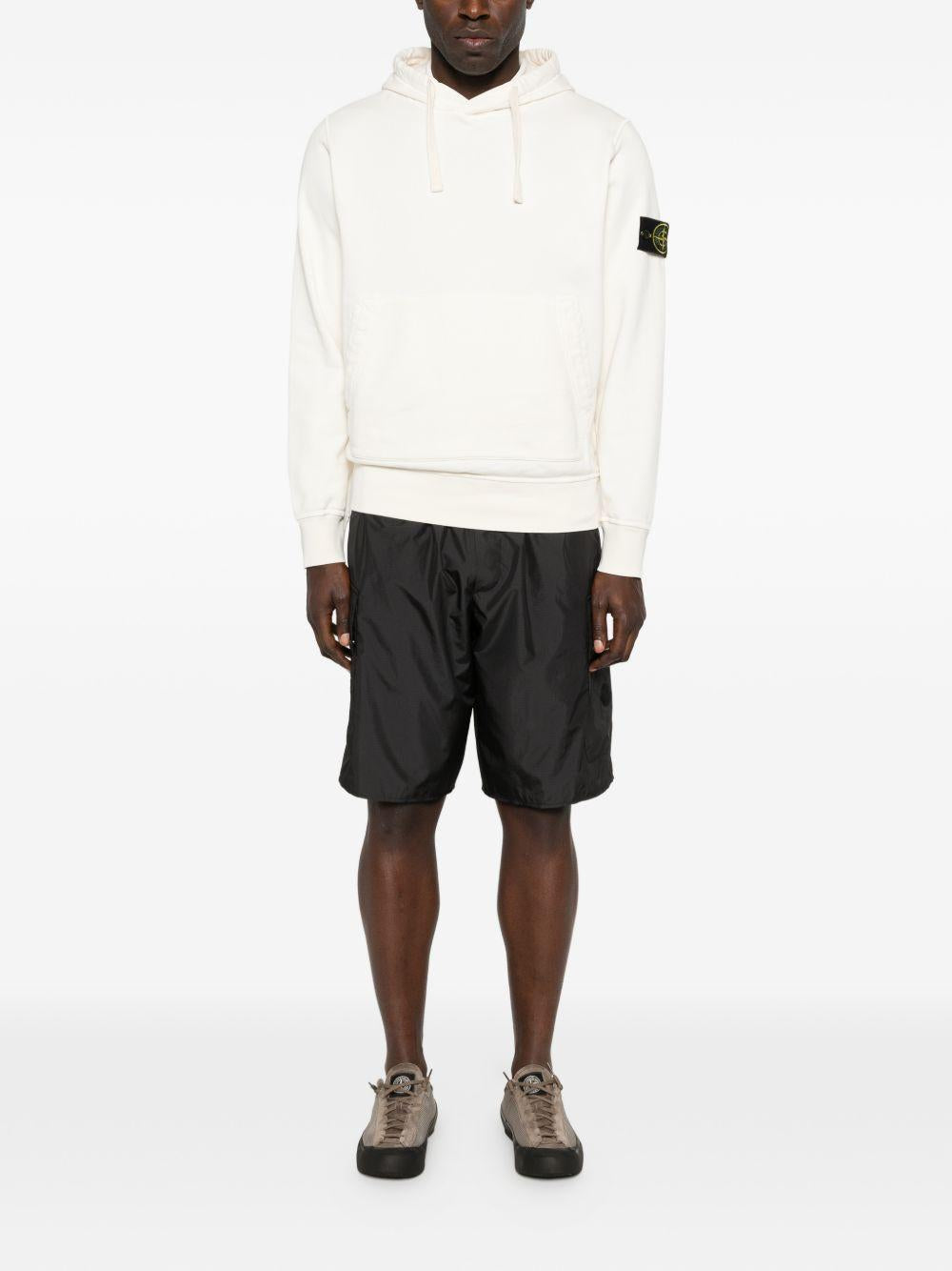 STONE ISLAND Felpa bianca con cappuccio e tasca frontale 