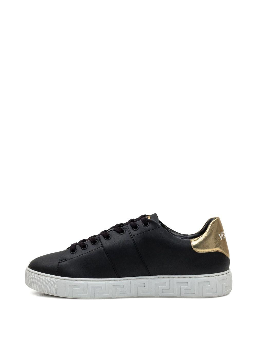 VERSACE Sneakers nere con logo e dettagli dorati 