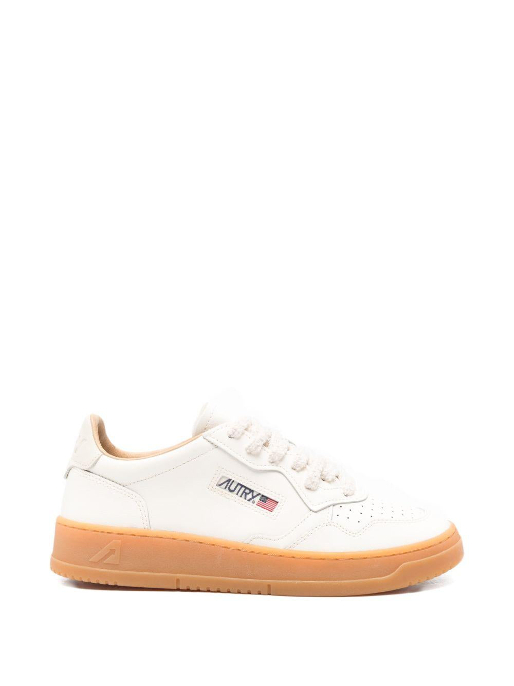 AUTRY Sneakers Medalist bianche con suola marrone 