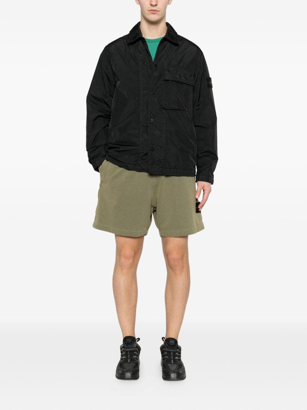 STONE ISLAND Shorts in cotone verde con patch logo 