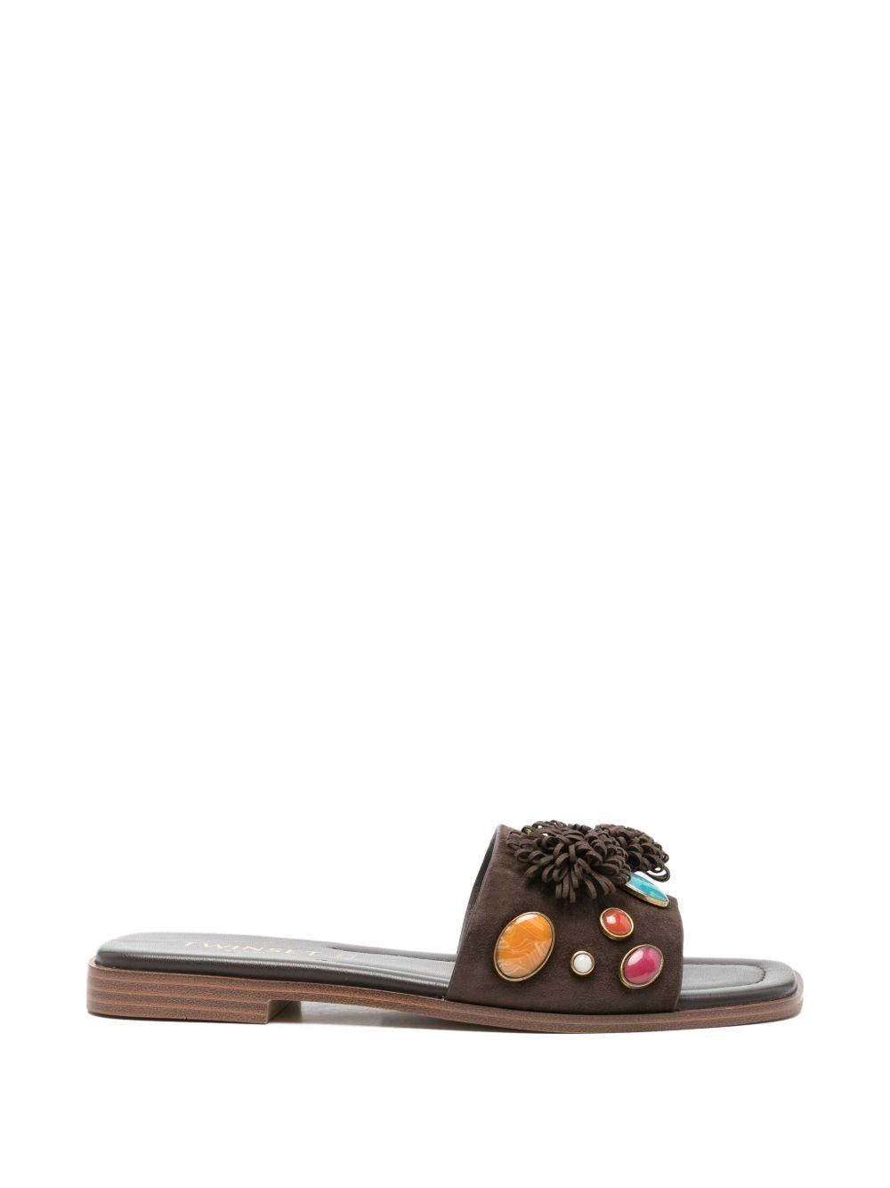 TWINSET Ciabatte in pelle marrone con pietre applicate 