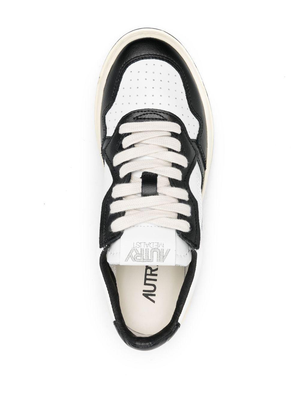AUTRY Sneakers 'Medalist' in pelle bianca e nera 