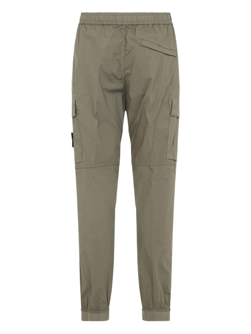STONE ISLAND Pantaloni verdi con patch logo e tasche 