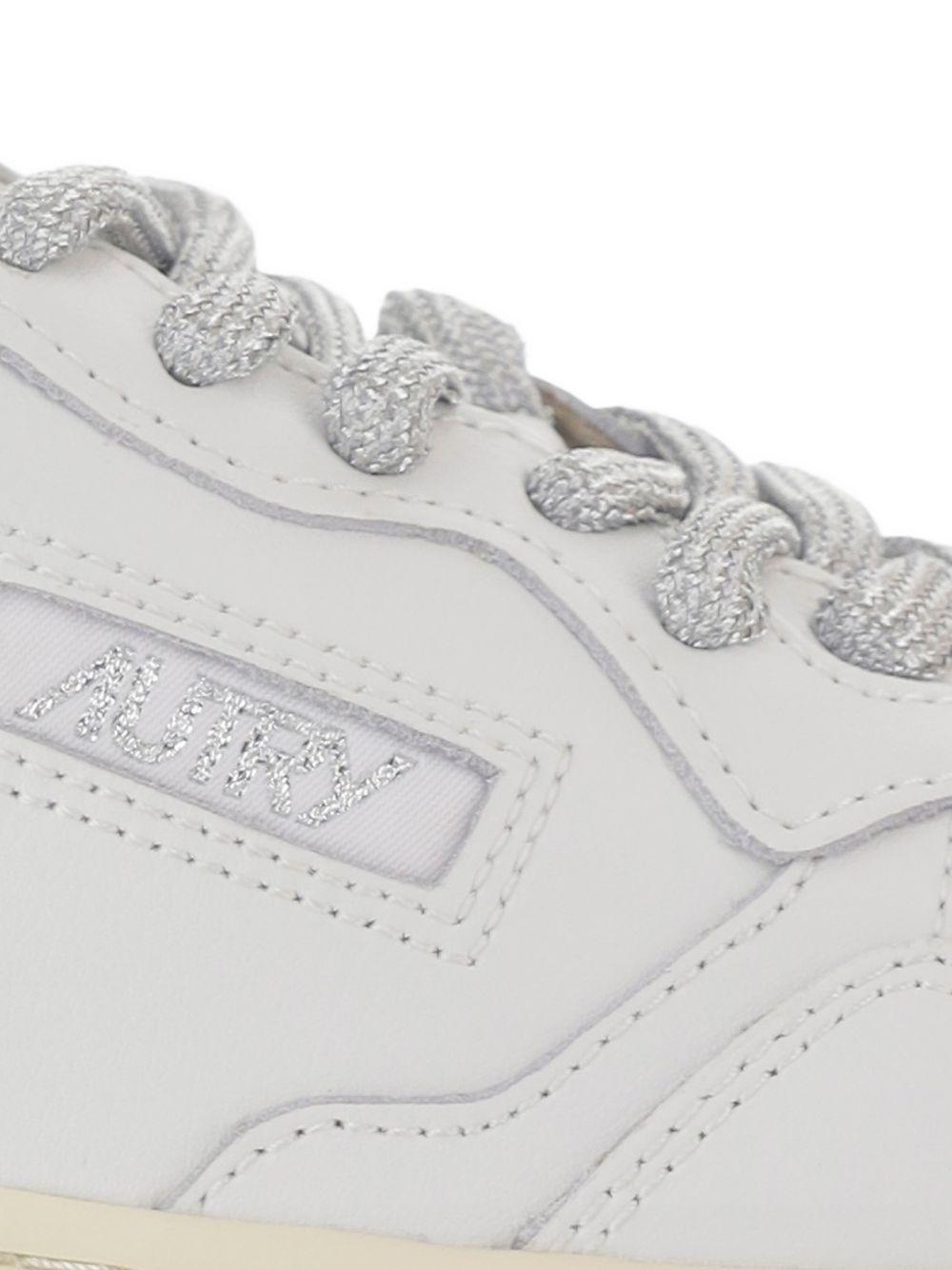 AUTRY Sneakers 'Medalist' in pelle bianca con lacci dorati 
