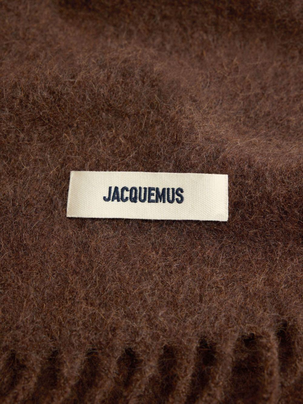 JACQUEMUS Sciarpa marrone con frange e logo 