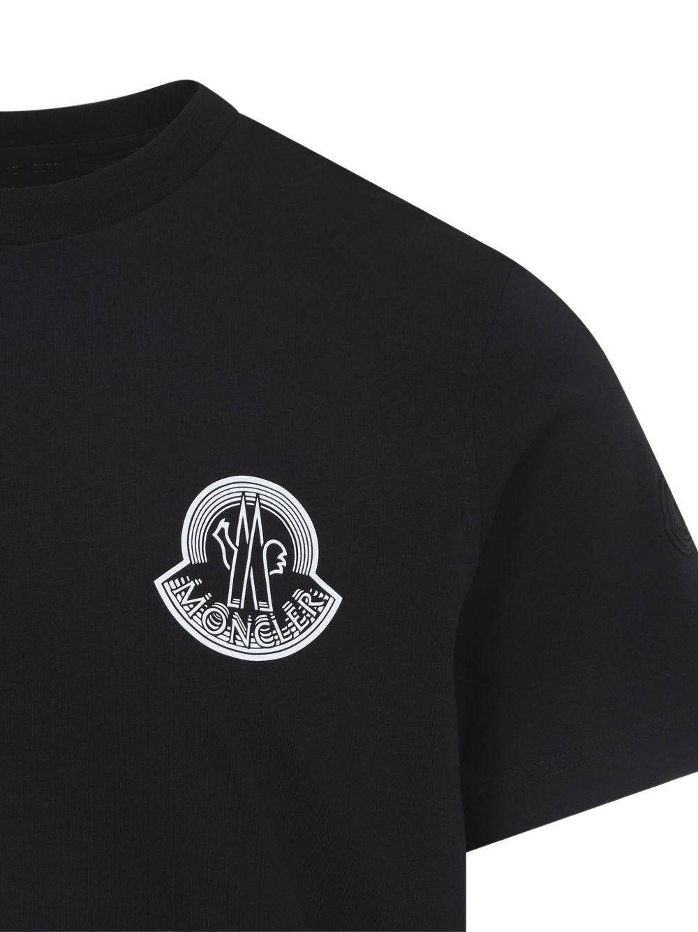 MONCLER T-shirt nera con stampa e logo bianco 