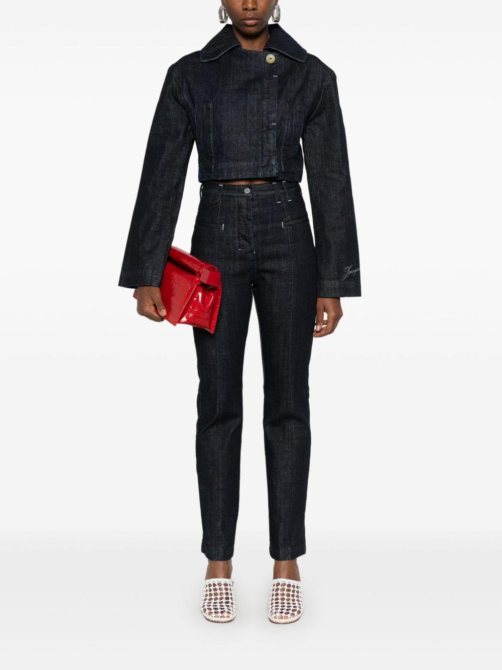 JACQUEMUS Jeans straight in denim blu scuro con logo 