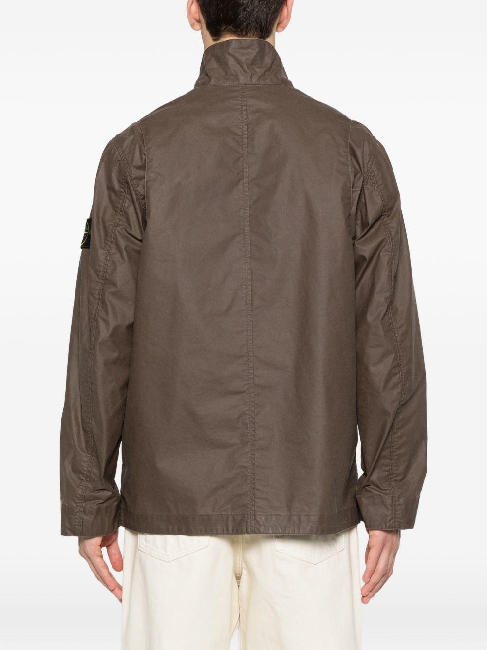 STONE ISLAND Giacca cerata marrone scuro con logo 