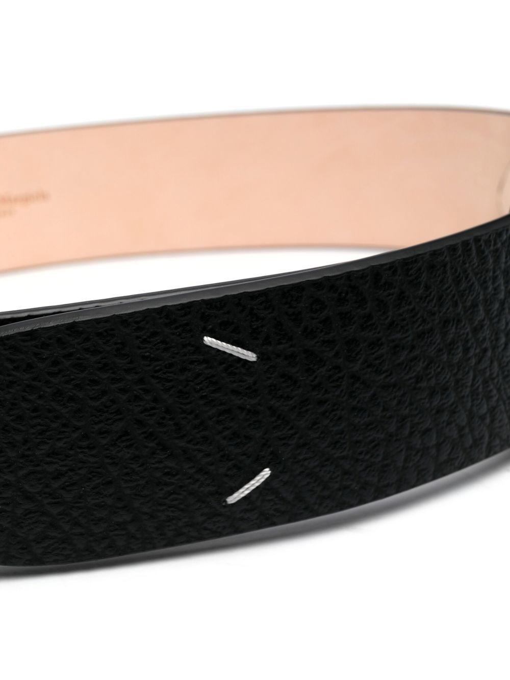 MAISON MARGIELA Cintura in pelle nera con iconico logo 