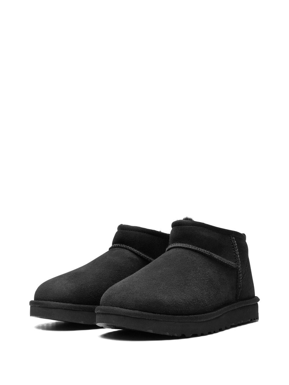 UGG Stivaletti 'Classic Ultra Mini' in pelle nera 