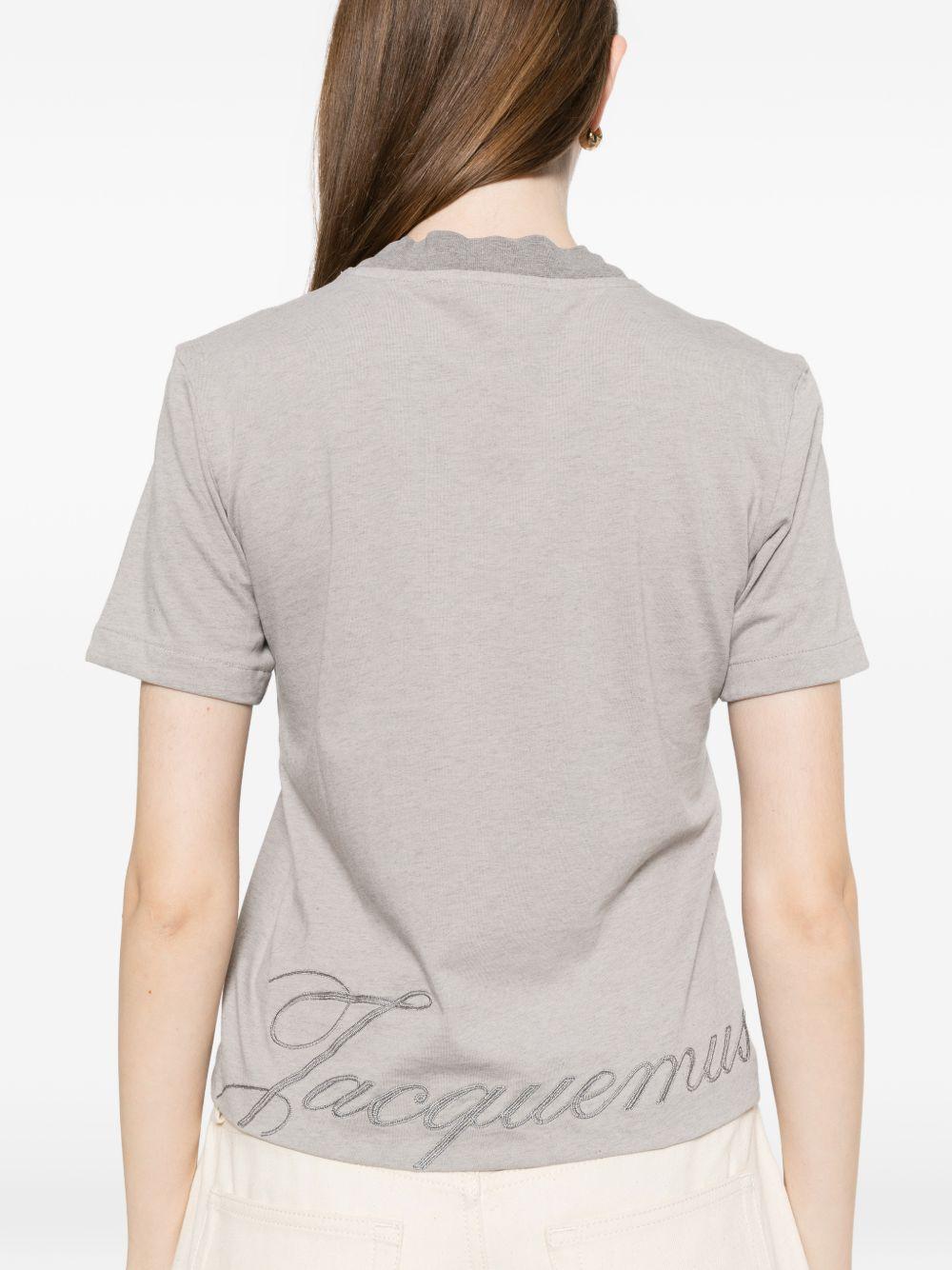 JACQUEMUS T-shirt grigia con scollo rotondo e ricamo logo 