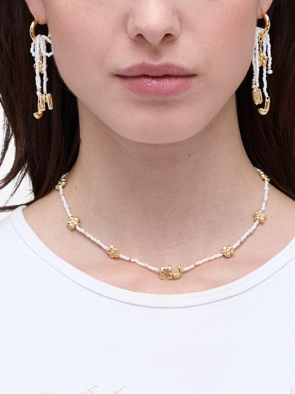 MARC JACOBS Collana con charm dorati a fiore e perline bianche 