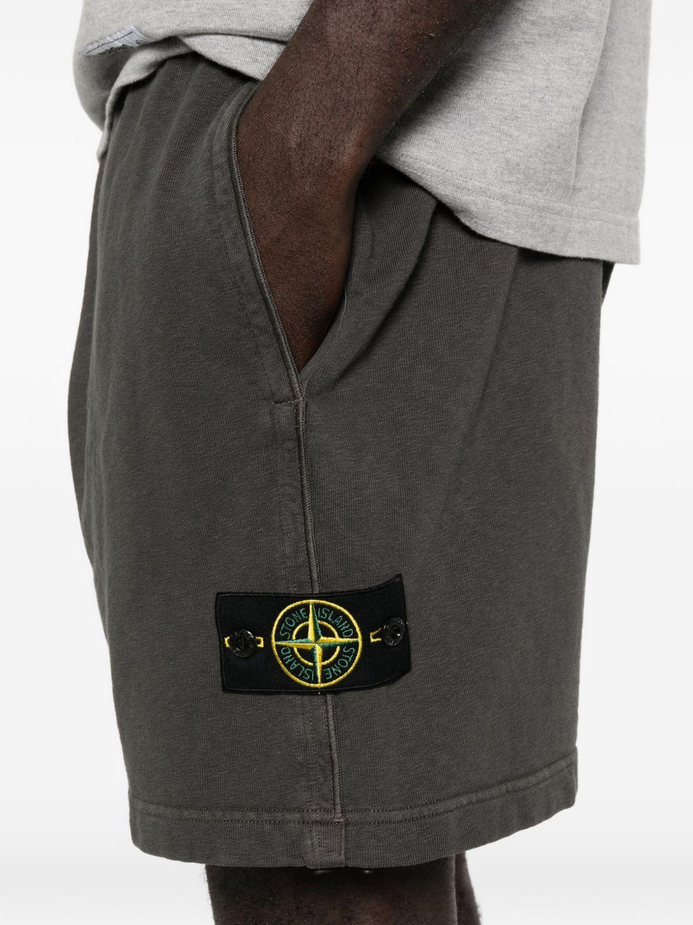 STONE ISLAND Shorts grigio scuro con logo 