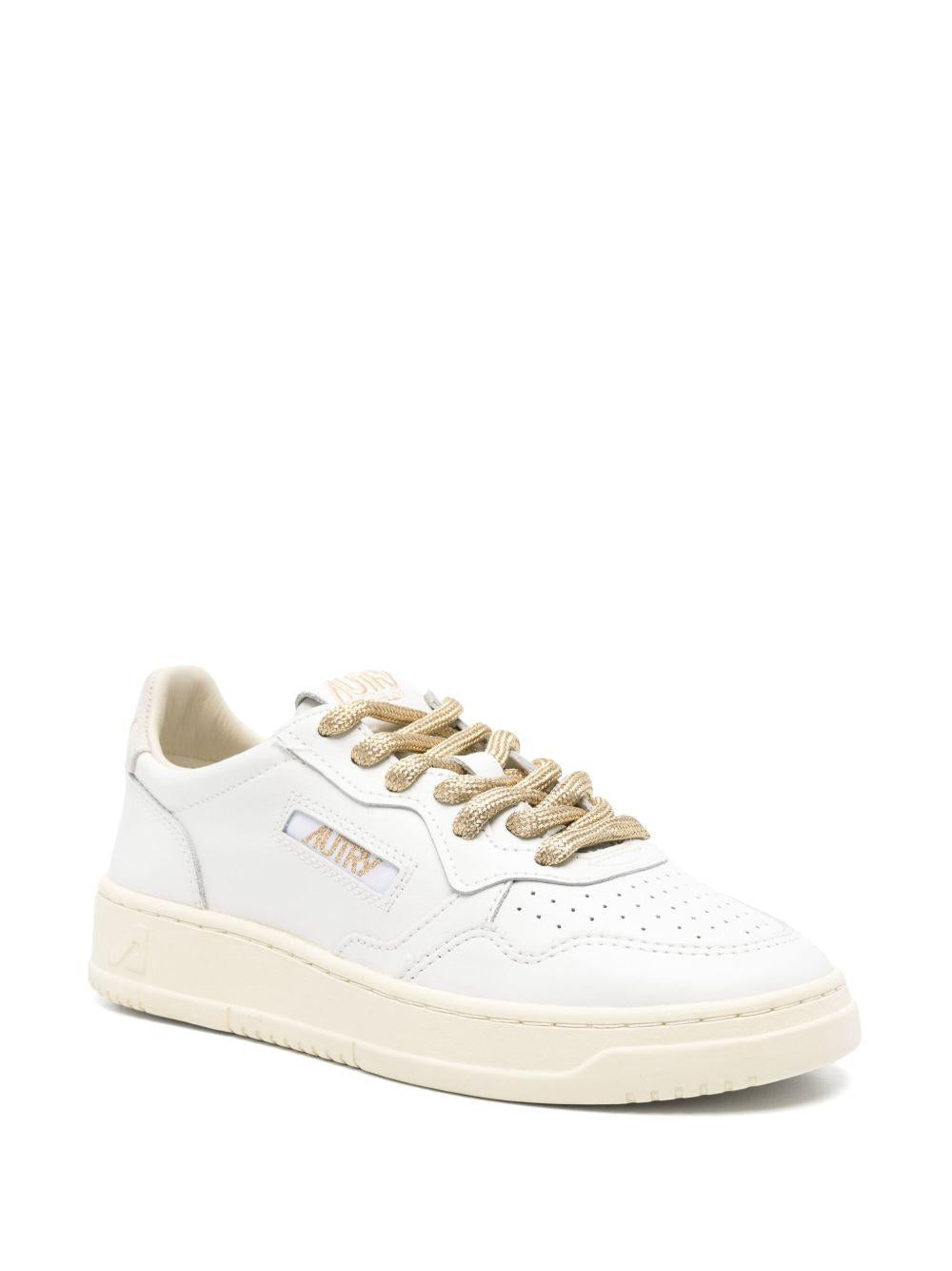 AUTRY Sneakers 'Medalist' in pelle bianca con lacci dorati 